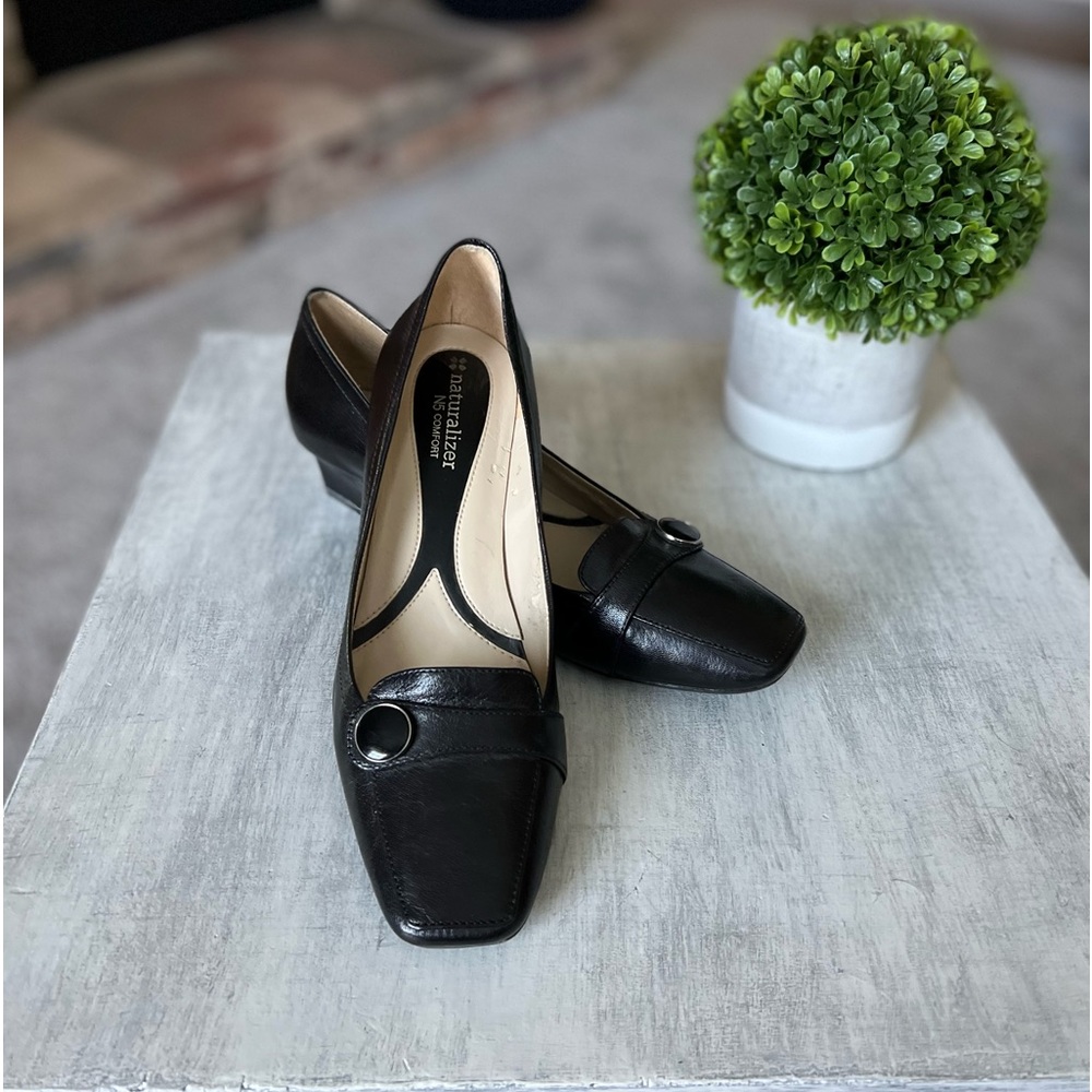 NWOT Black leather Naturalizer heels. Size 8.5
